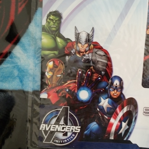Marvel Avengers Silk Touch/Sherpa Throw - Picture 5 of 8